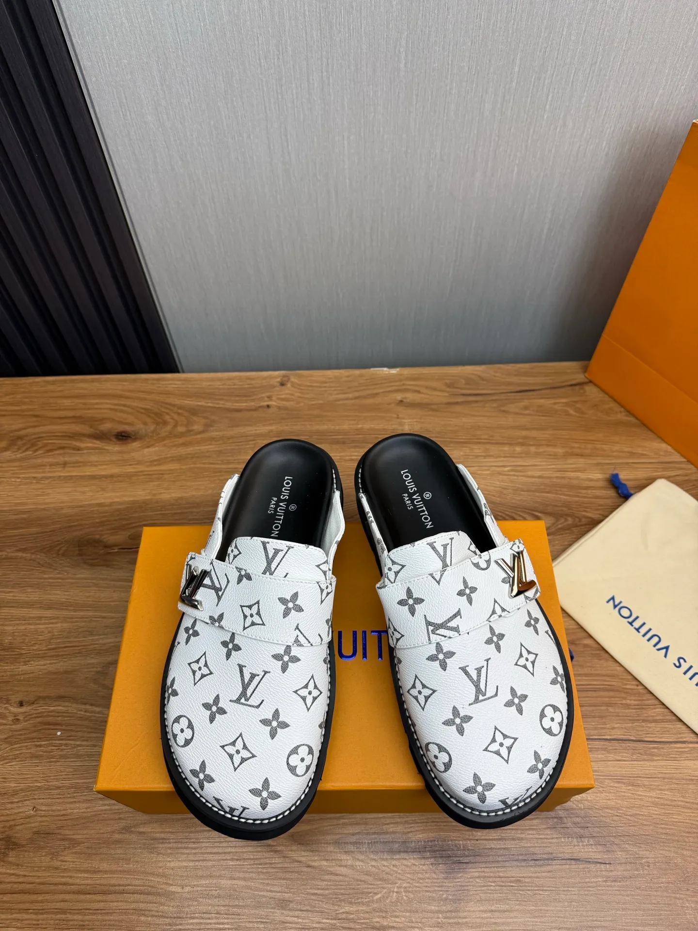 Men's shoes 💰420💰 Lv. hot selling men's slippers 🔥 🩴Official website one to one production 38-45 sizes 45 46 🉑️Customized!